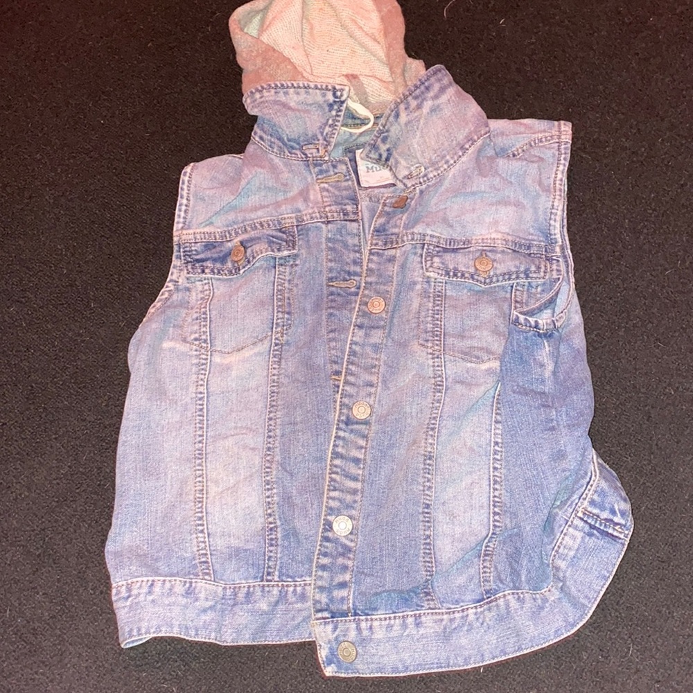 Women’s sleeveless jean jacket